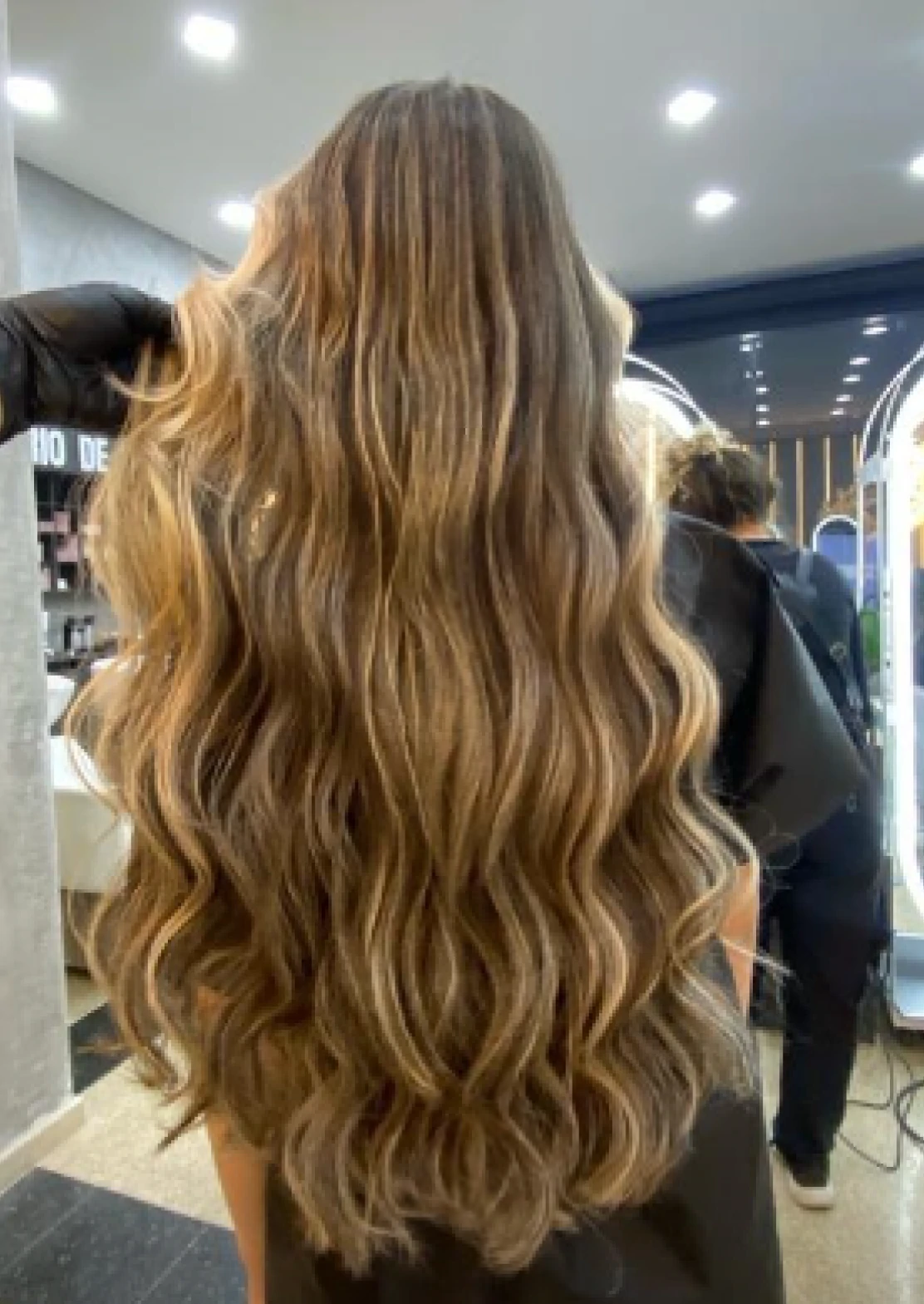 Cabello castaño claro con ondas largas y definidas visto desde atrás