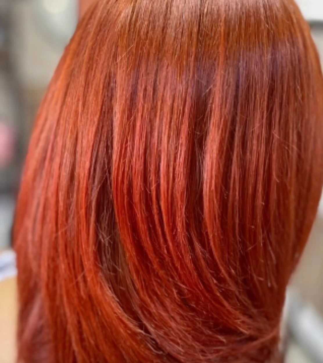 Cabello liso rojo brillante con capas visto desde atrás