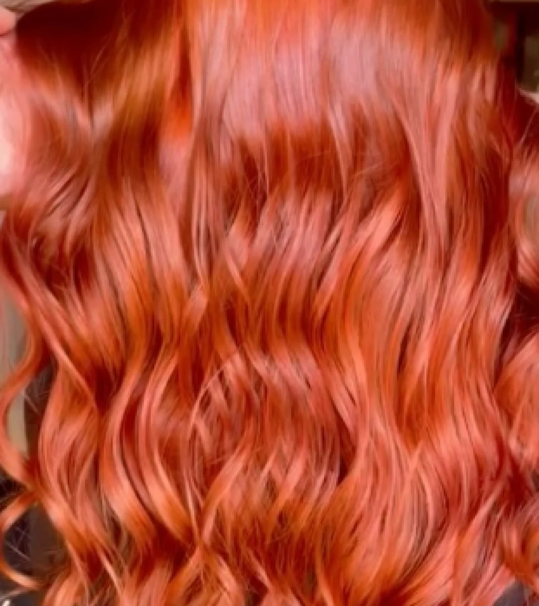 Cabello rojo intenso con ondas grandes y textura uniforme visto desde atrás